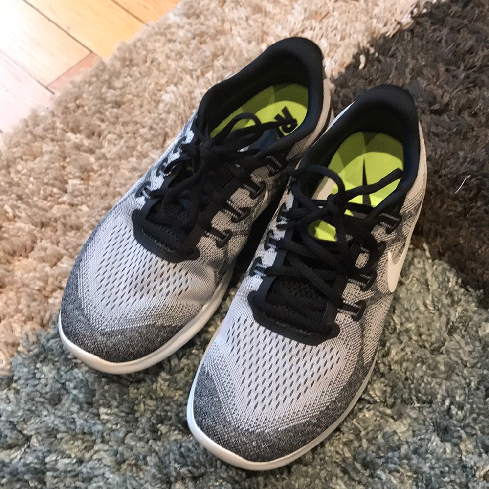 Nike Women’s Free RN Black/Grey Size 9